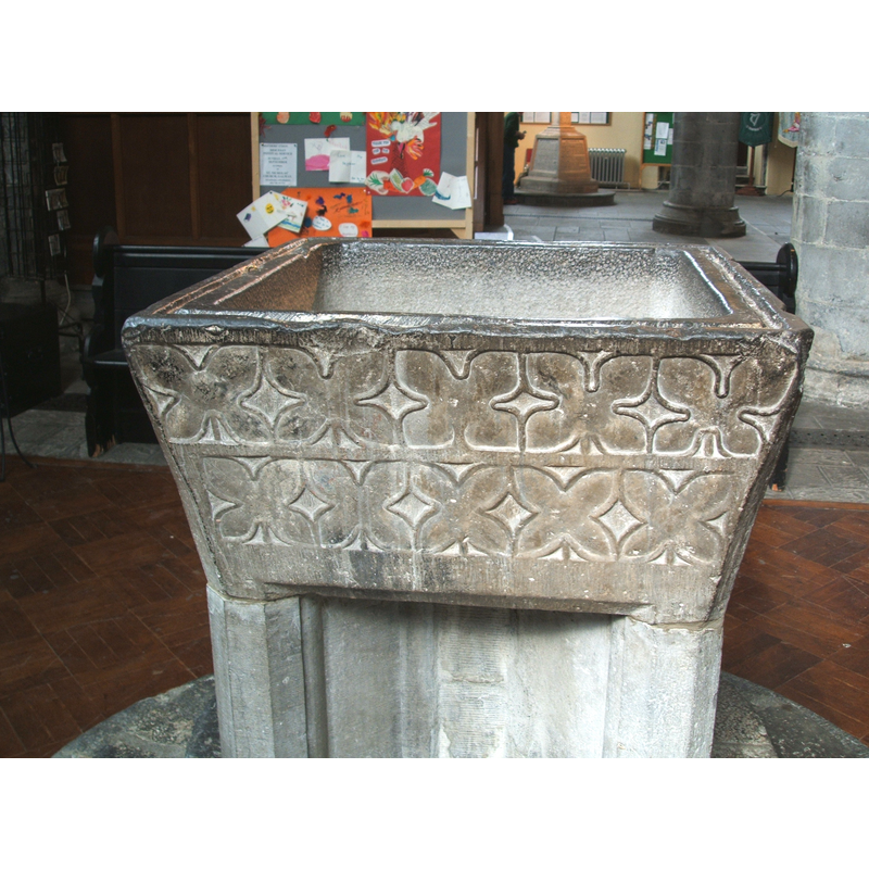 South side of the basin: motifs arranged in two rows, up-and-down