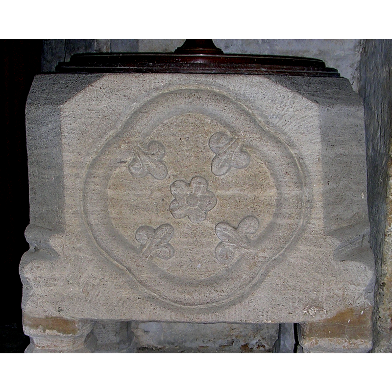 a rosette in the centre and four fleur-de-lys on the sides