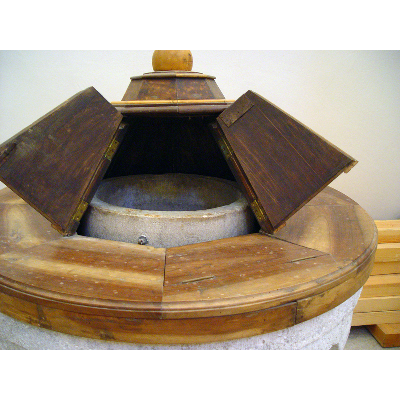 the modern font -- the open doors show the additional (?) inner basin