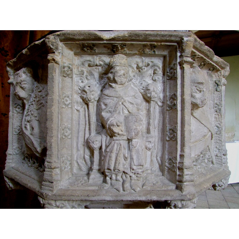 in the panel to the left is Mark's lion; in the panel to the right is Luke's ox [cf. Font notes]