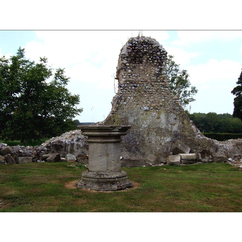 the bulge behind the font may be what survives of the north wall of the church