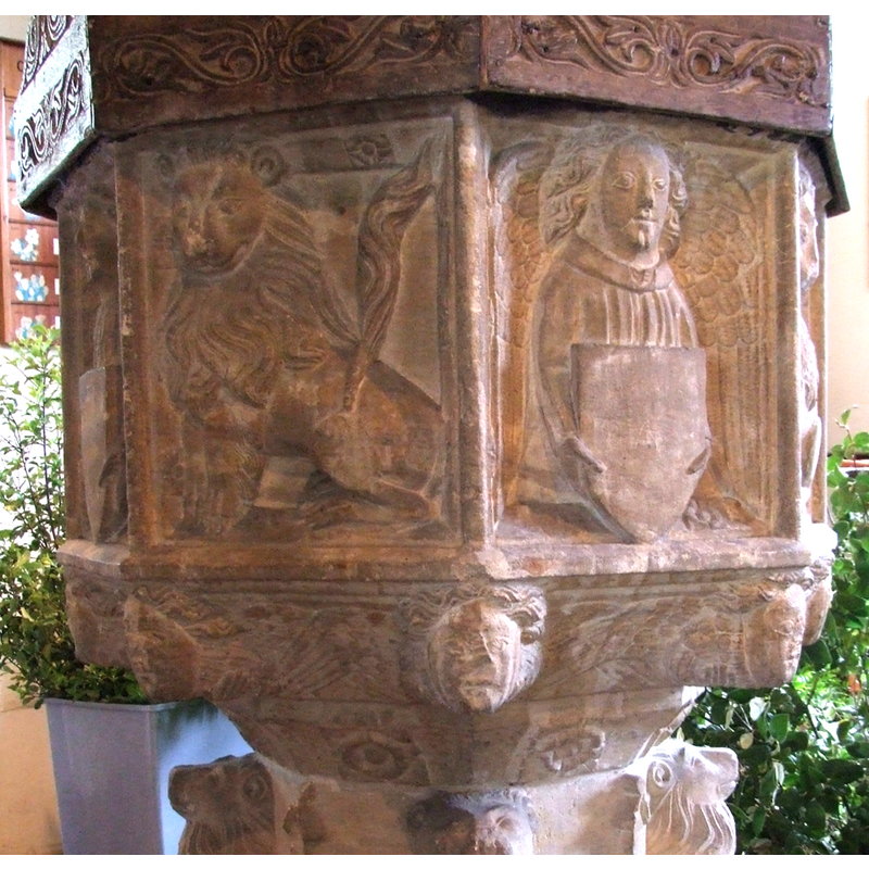 one on every other side of the octagonal basin alternating with lions
