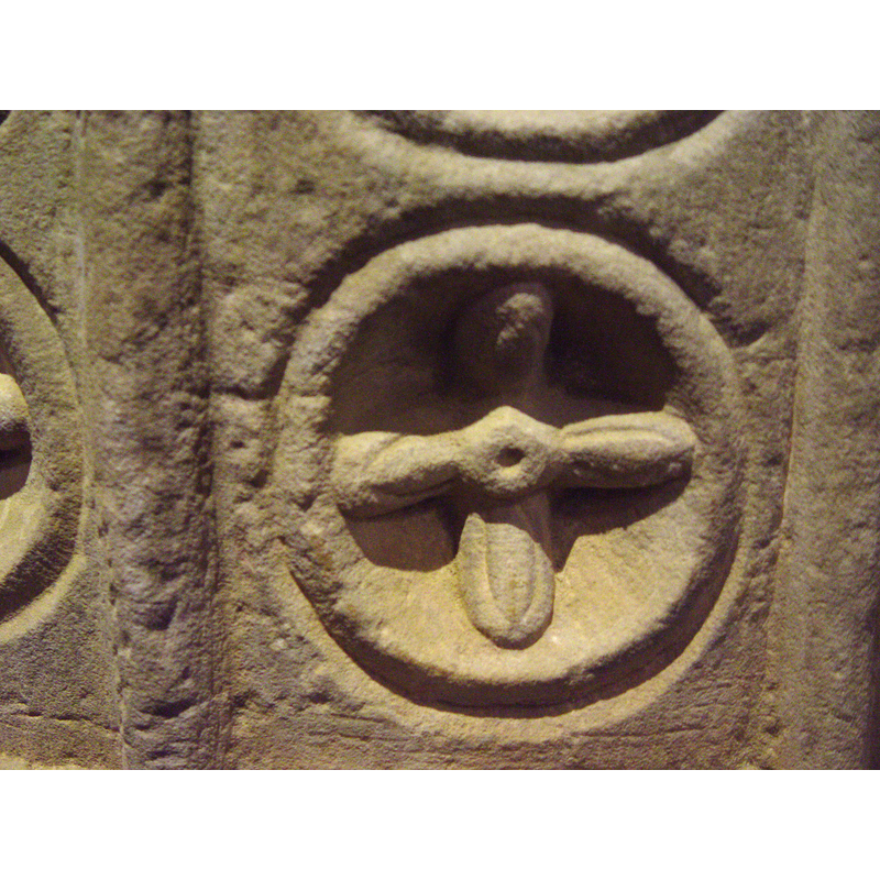 two cross-shaped flowers, each inside a circle, one above the other, appear on each of the 16 sides of the basin