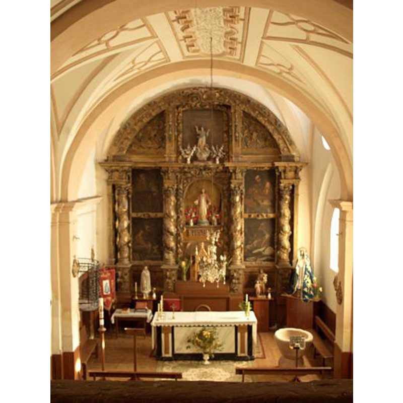 the baptismal font is visible to the right of the altar, on the south side of the presbitery