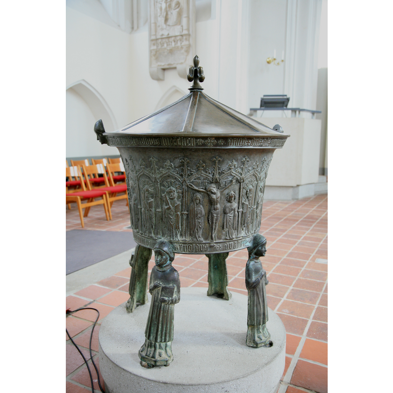 on the basin side is the Crucifixion with Mary and John in attendance; to the right and left, the Apostles, identified by their symbols and the inscription in their haloes