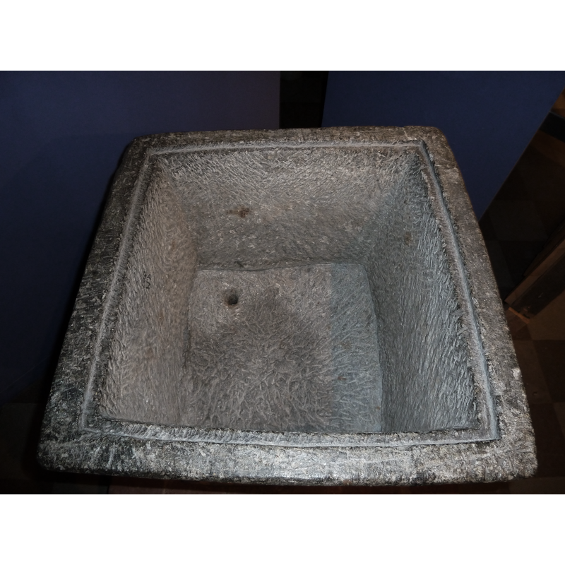 the off-centre drain hole