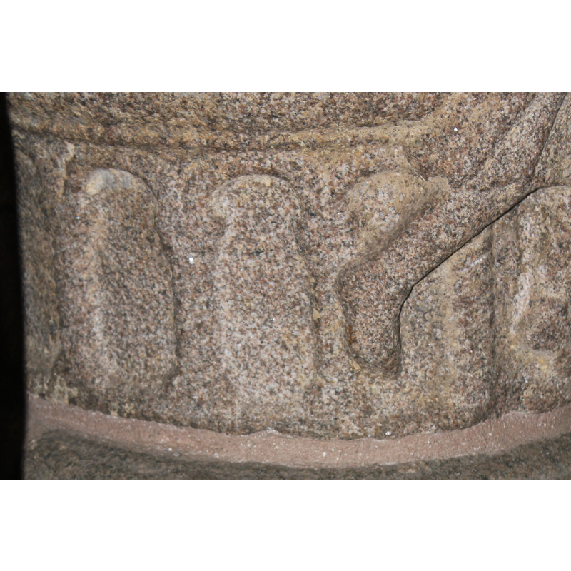 the arcade is incomplete; it starts on the side under the hunter blowing his horn and stops about half-way under the seated king; the legs of the man being devoured by the lion are overlayed on it as well