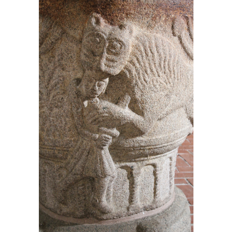 the hunter stabs the lion that has hold of him