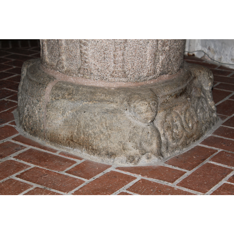 notice the unfinished vine on the left side of the lower base