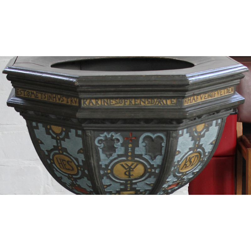 two sets of inscriptions and the date: 1621