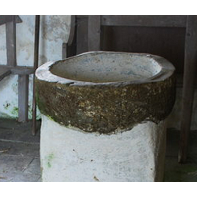 motice the two grooves at opposite ends of the upper rim