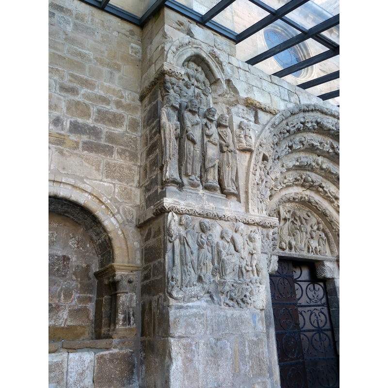 the left side: top frieze: four Apostles, including Peter; on the freize below: St. Michael, Abraham, etc.