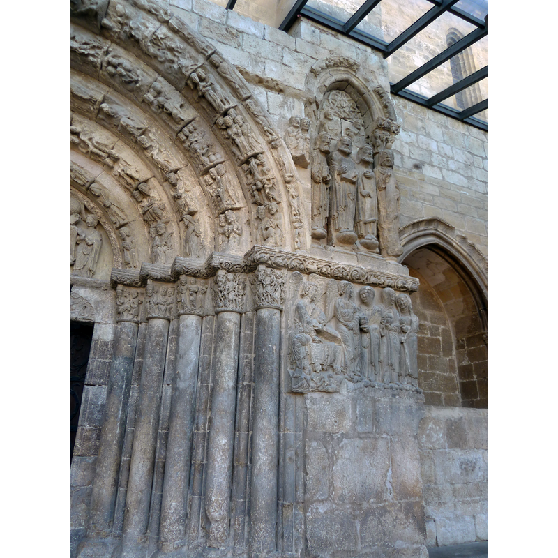 the right side: monarchas, Apostles, Church Fathers, etc.; below, the Three Maries at the Sepulchre