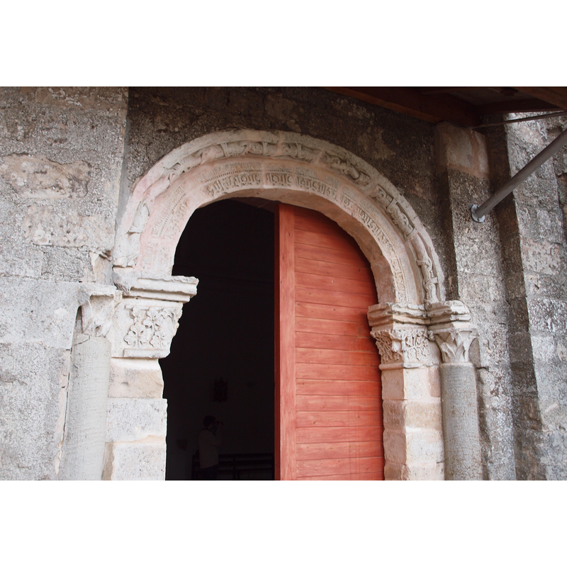 the inscription relates to the patronage of King Alphonse the Battler [Alfonso I el Batallador de Aragón y Navarra (1073 or 1074-1134)] and dates this portal to the 12th century
