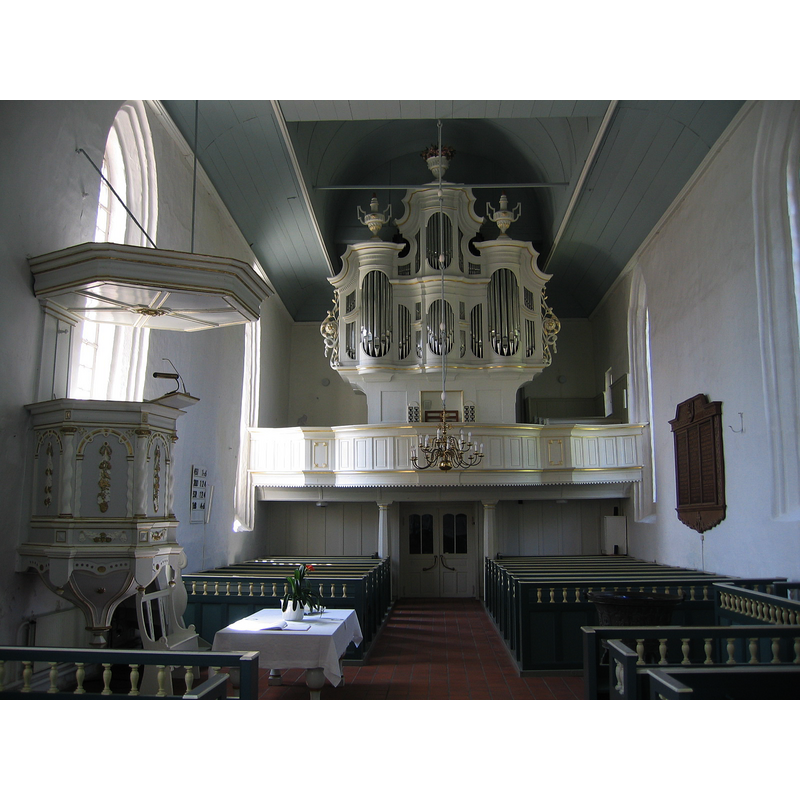 the upper part of the bronze font can be seen on the right (north) side, opposite the pulpit