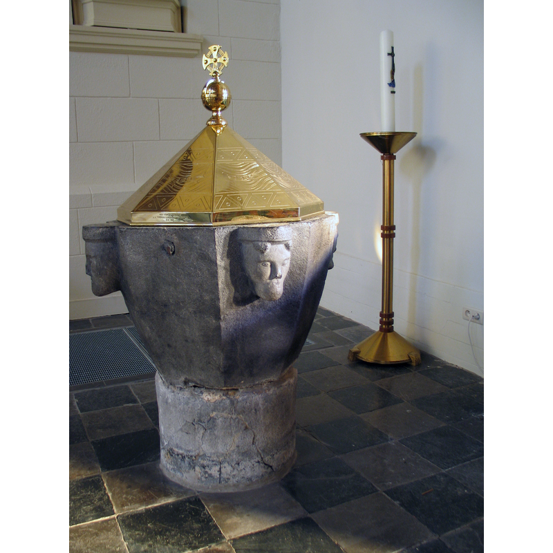 Source caption: "doopvont in de Sint-Stephanuskerk te Hoeselt, België - vroeggotisch - uit ca. 1250 - baptismal font"