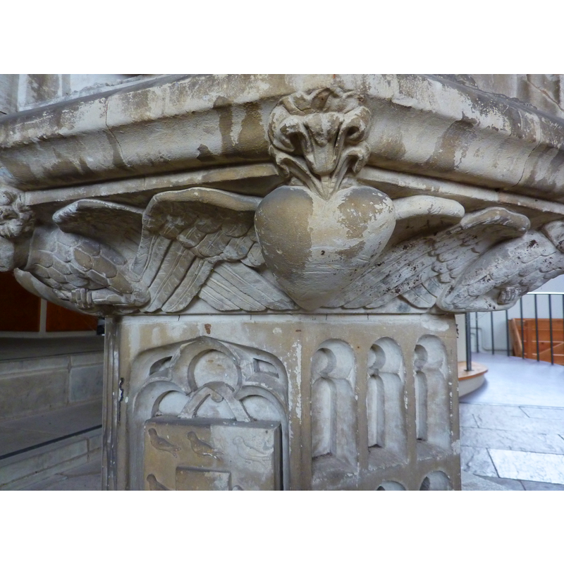 on four of the angles of the underbowl, alternating with cherubs