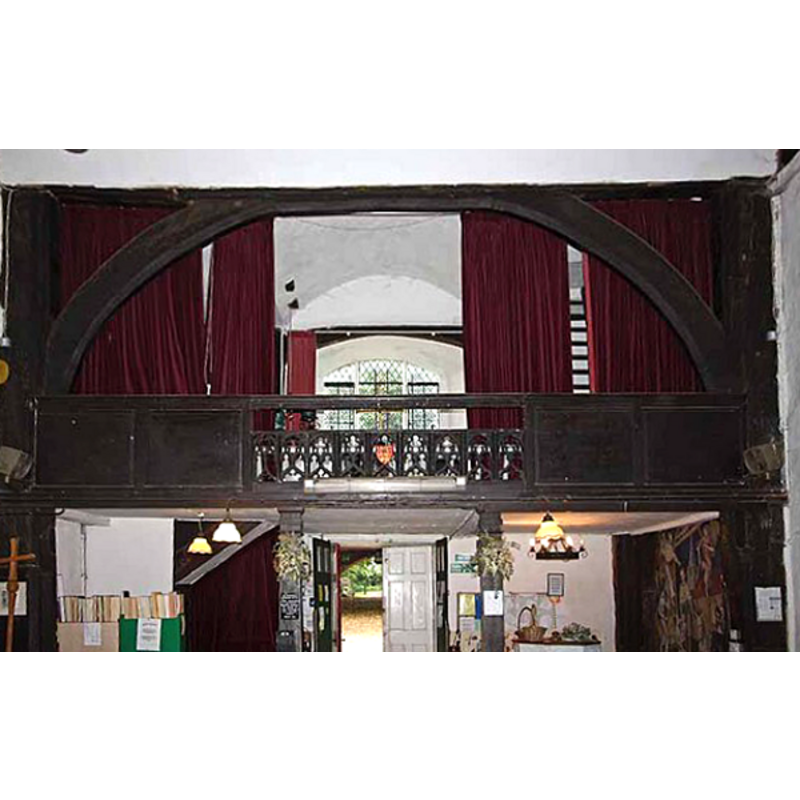 the top of the basin and its cover are discernible right under the gallery, on the north (right) side
