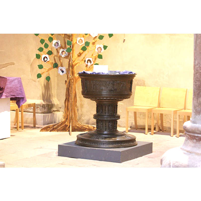 the font shown here with the cover removed; note the absence of the lower base figures in this photograph