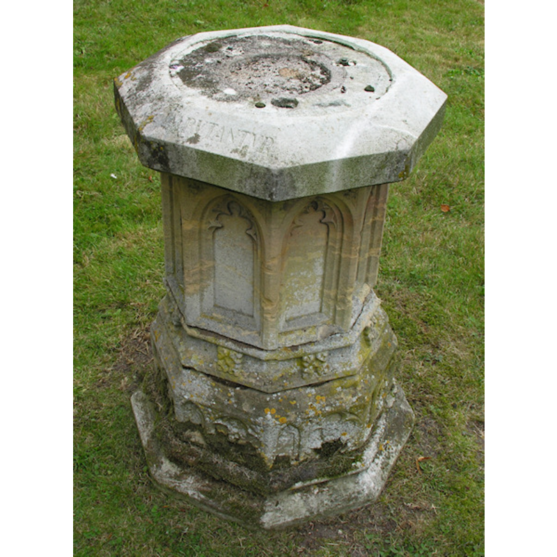 Perpendicular-style font base (?) in the churchyard; the upper part, which does not appear to correspond to a baptismal font, has a Latin inscription on the rim