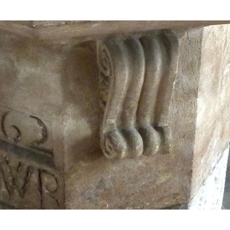 four handle-like motif made of four scrolls; on alternate sodes of the upper base
