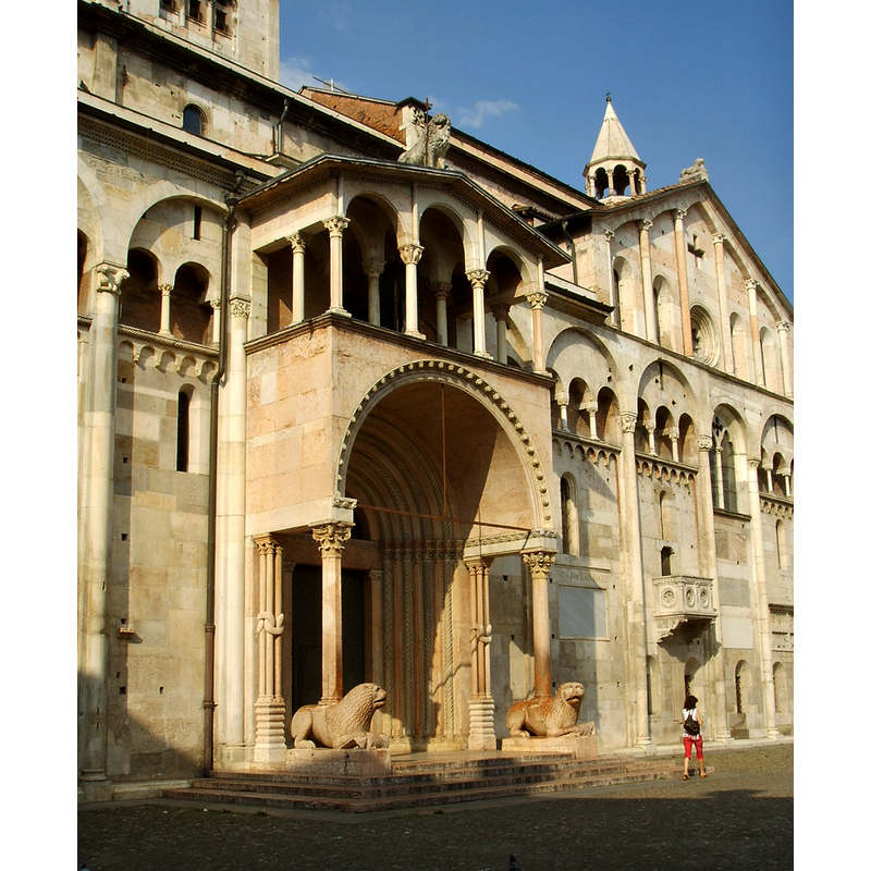 the 'Porta Regia', opening onto Piazza Grande, the work of the Maestri Campionesi