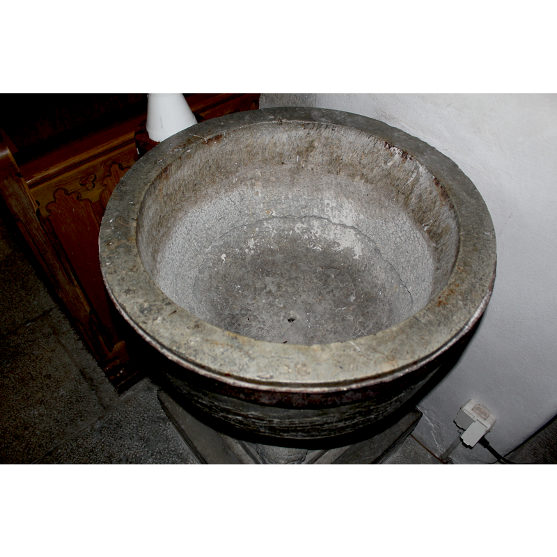 notice the large crack towards the bottom of the inner basin