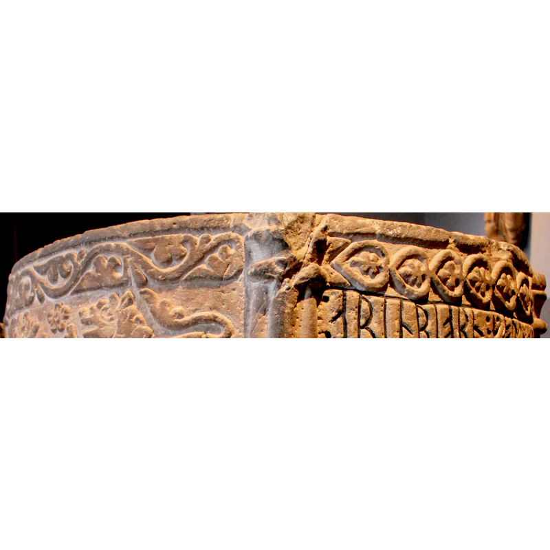 a pattern made of three- and five-leaf plants inside heart-shaped frames, on their sides, run around the upper side of two of the panels on the sides -- this motif is replicated on parts of the base