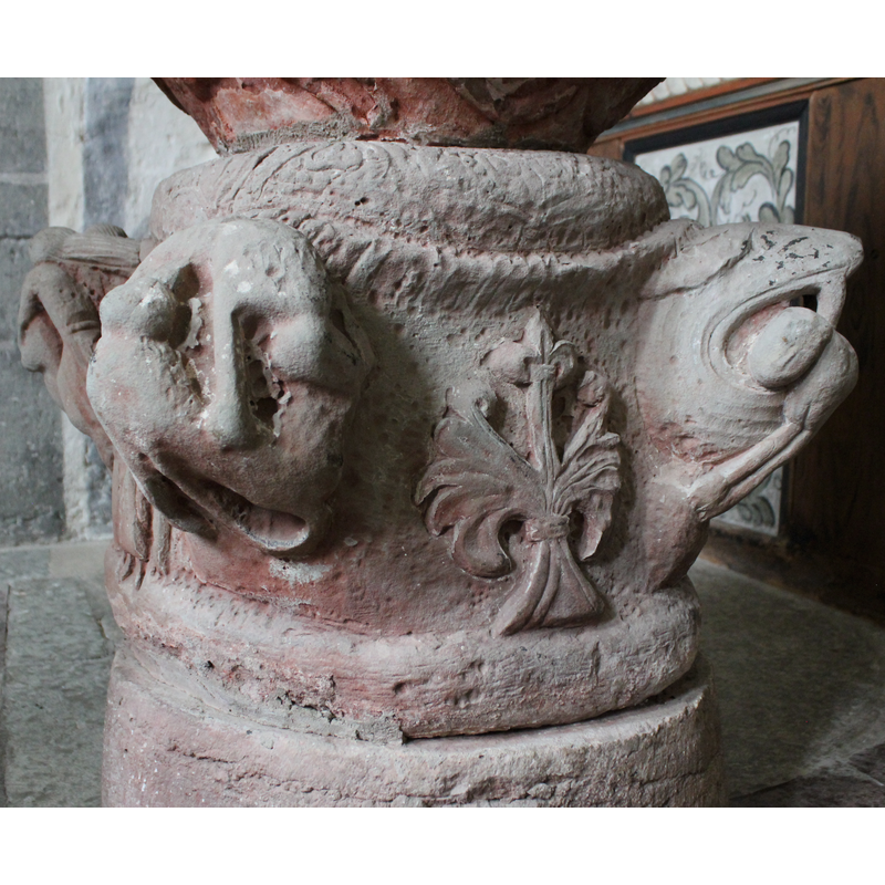 orientation is approximate -- an acanthus plant with a fleur de lis atop: Tree of Life (?)