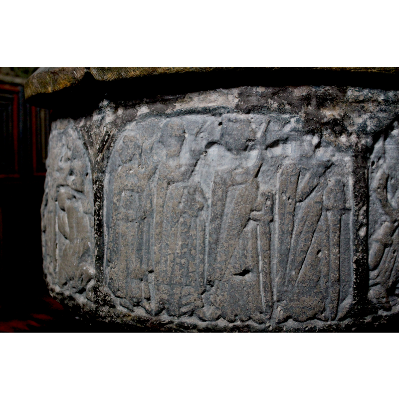 four figures armed with swords march towards the right and point their fingers [Hegwaldr!] in that direction