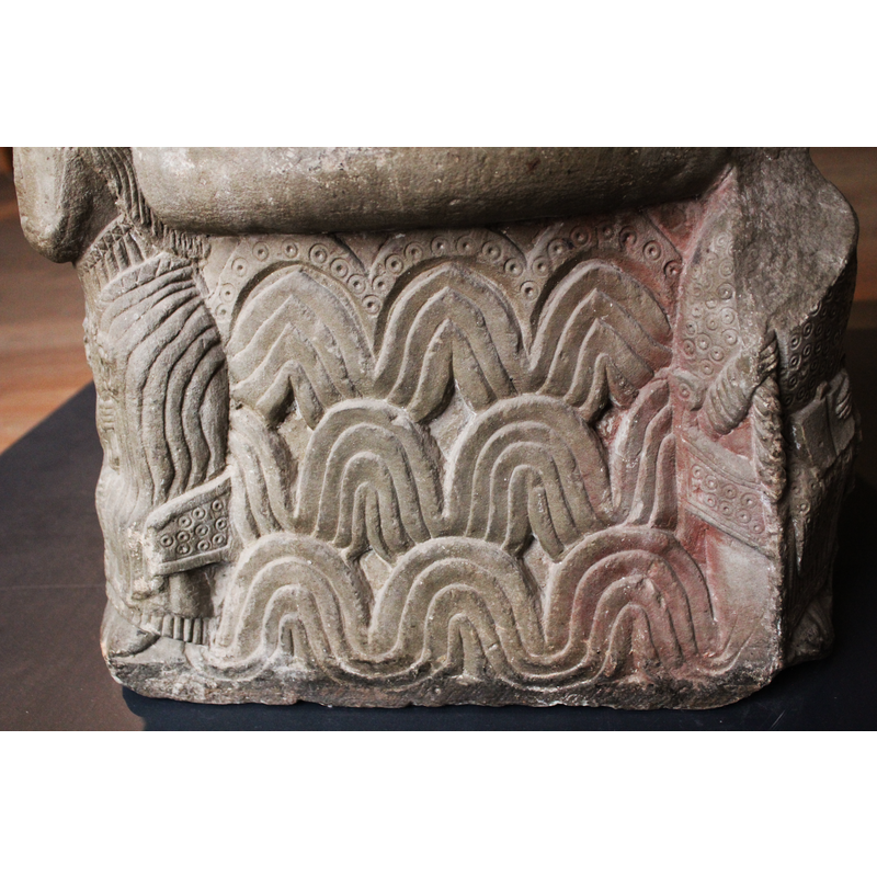 on the side between St. Peter on the left and the decapitated cleric on the right -- it is one of two sides with this pattern of decoration; the 'scallops' are very irregular and may have meant to represent water; one of the lines of scallops has beaded-tape pattern on it -- notice also the remains of reddish paint on the right