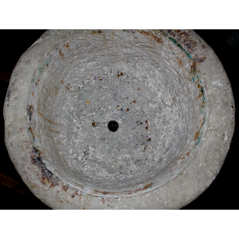notice the large -6 cm in diameter- drain hole, and the traces of paint