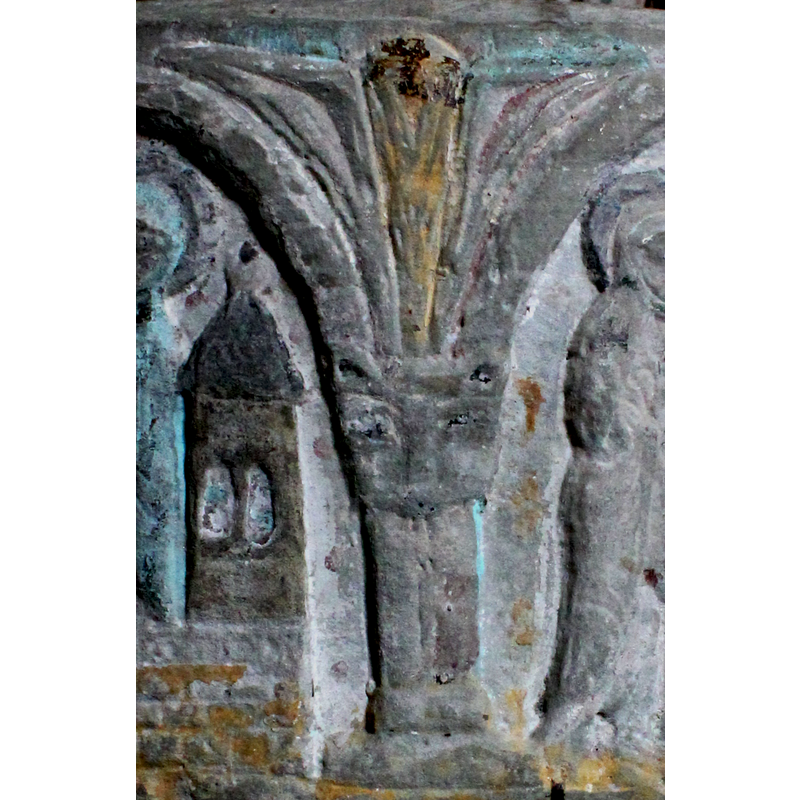 a common shape on fonts of the Semi-Byzantios group/workshop: a central bulb-like shape with two irregular triangles as wings; appears on several of the spandrels of this font; the column below the spandrel has a lion-head capital