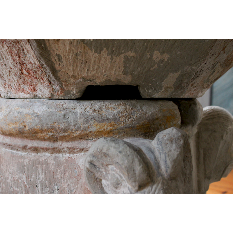 this image shows clearly the displacement of the installation of the basin with resteect to the base [cf. FontNotes]. The two cuts would originally been aligned but are now way off true