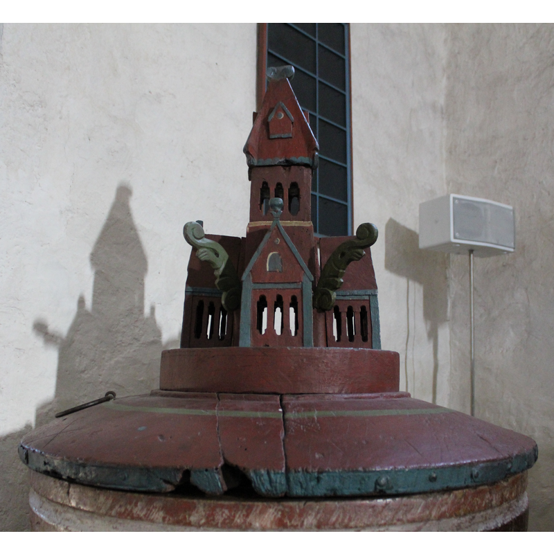 rising on the centre of the lid