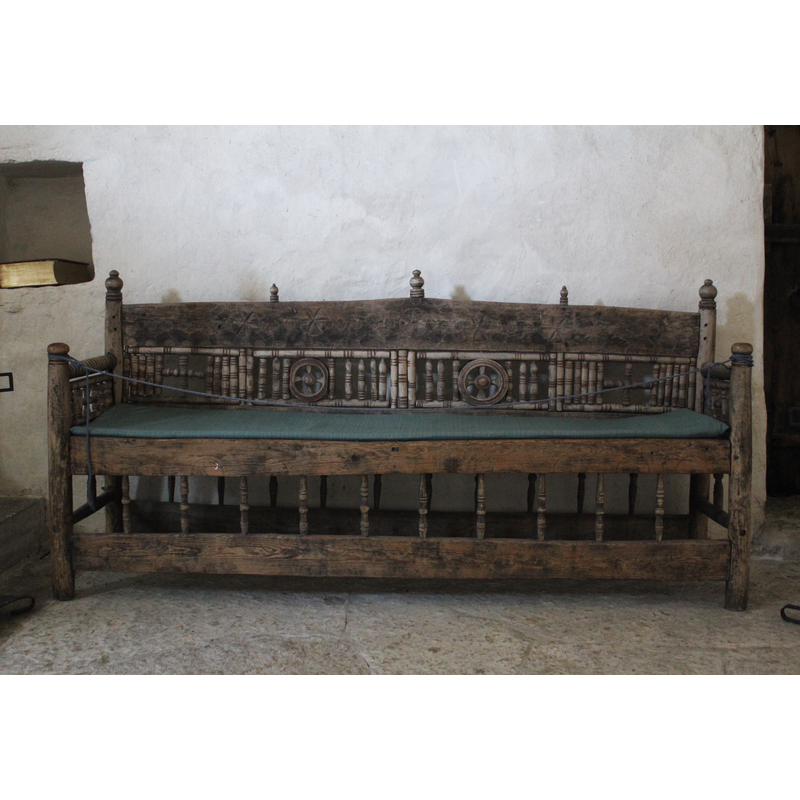 this design is often replicated for thrones in the Majestas Domini scenes and other enthroned figures on Gotland fonts