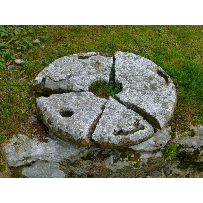 is iy the plinth of an earlier fontÉ