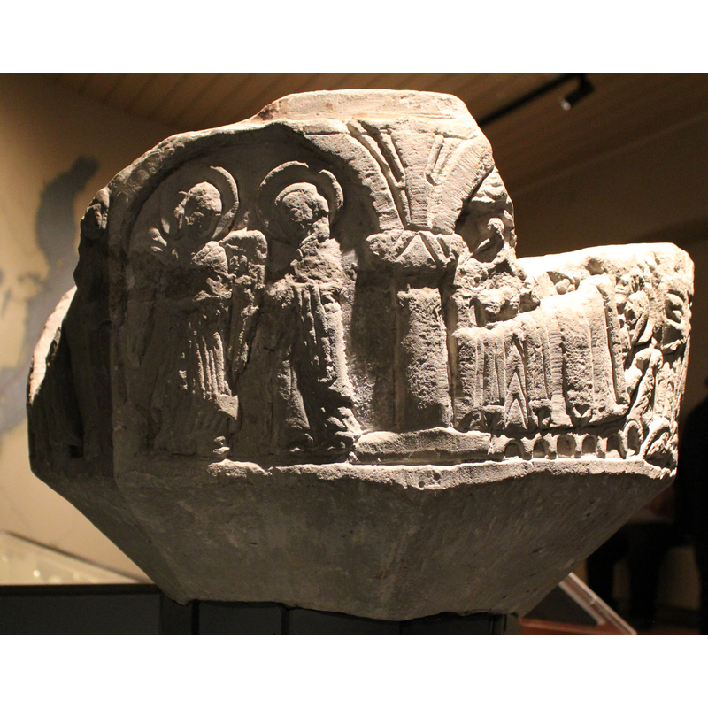 This is the only surviving arch of the original arcade on this font; the columns, the capitals, the bases and the spandrels vary greatly in shape and decoration; the one seen in this image is the plainest