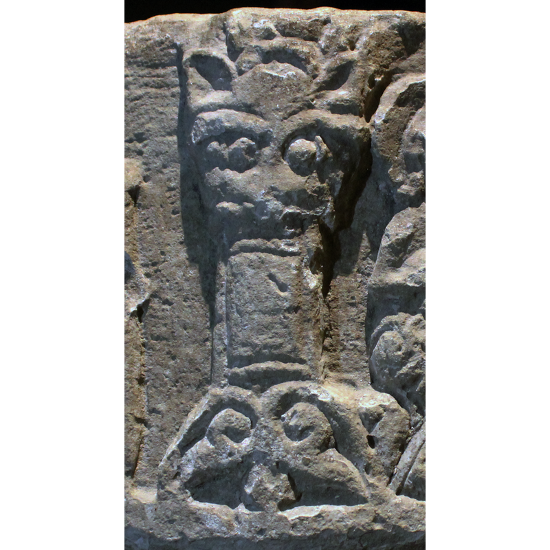one of the most complex columns of the arcade; a lion of monster head for capital and an acanthus plant in the scalloped base