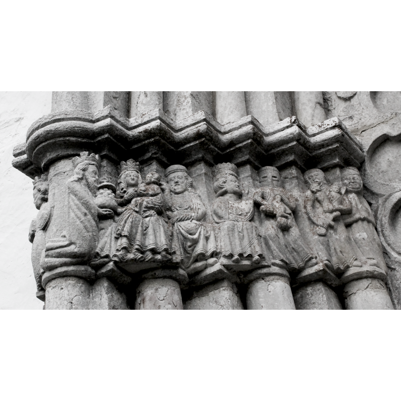 on the left a partial view of the Adoration of the Magi scene: two Magi carrying gifts, the crowned and seated Madonna with Child on her lap and Joseph at the right. The scene on the right is the Massacre of the Innocent: crwoned seated Herod gives the orders that are executed by two very medieval-looking soldiers; at the far right a grieving mother.