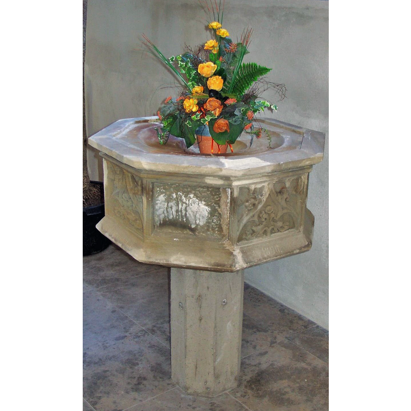 Source caption: "Das spätgotische Becken des Taufsteins"