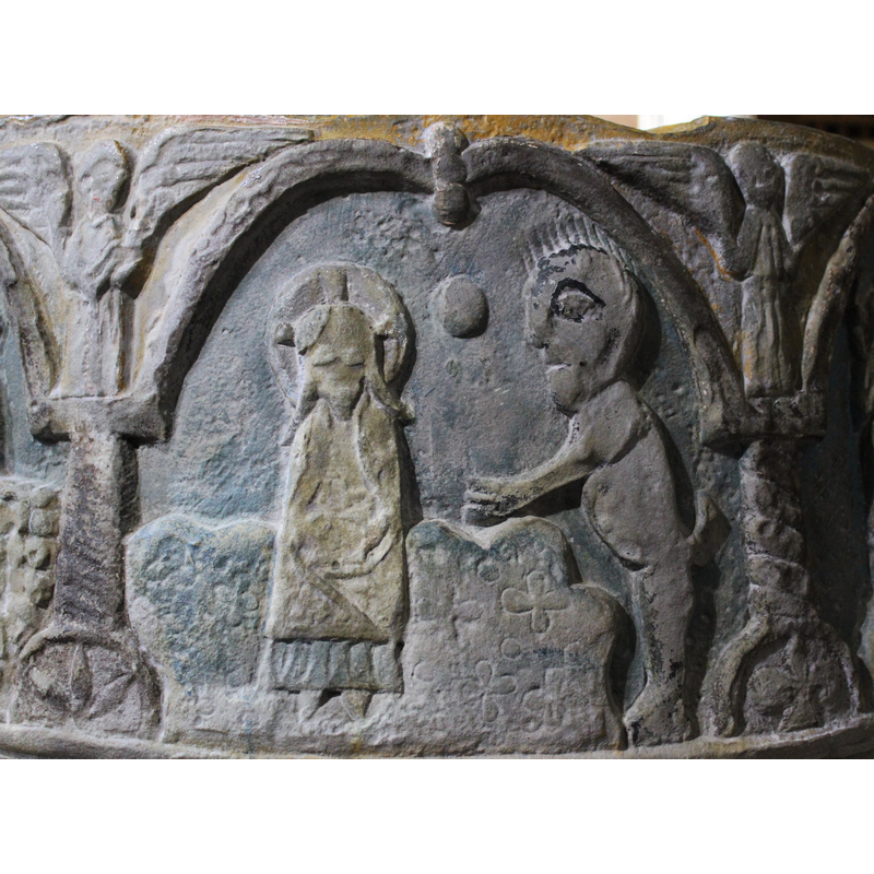 short torsade columns, simple impost-like capitals and scalloped bases, the latter adorned with assorted floral motifs; the arch-heads broken in the middle by an ornament