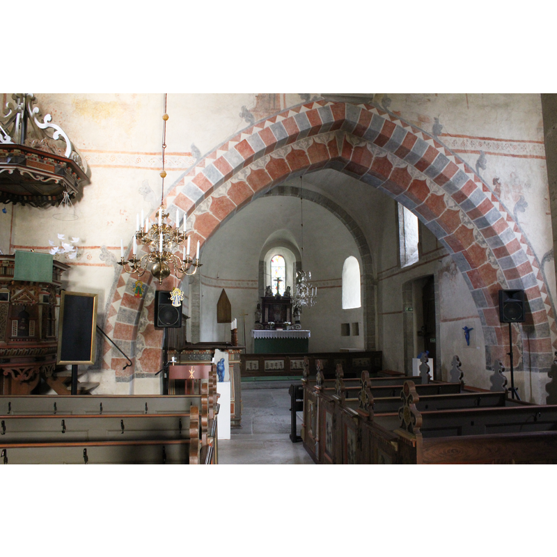 notice the pulpit on the northeast corner of the nave
