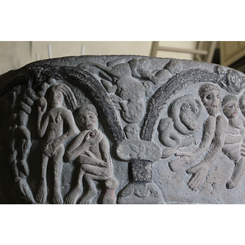 as usual in Hegvald, an uneven arcade; capitals and bases decorated with a number of motifs; some of the arch-heads are decorated with circles (?) towards the centre, again, a common occurrence in Hegvald