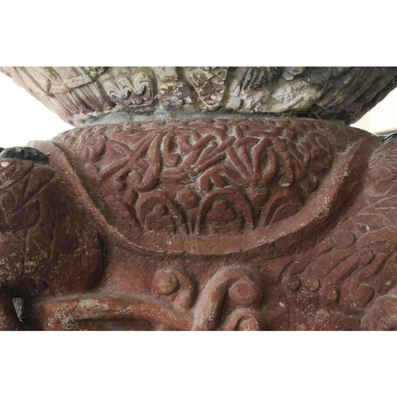 covering the exposed areas of the fat moulding at the centre ring