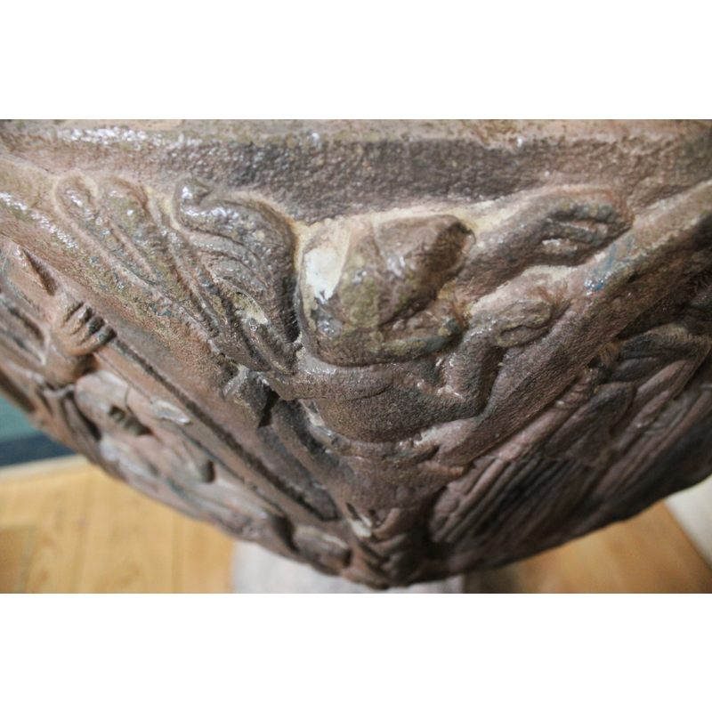 in the spandrel to the right of scene 4 -- another rampant lion? are they winged?