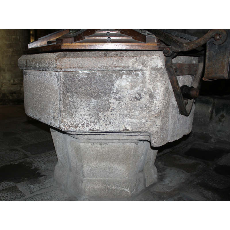 the anchoring of the counterweight sys tem at the back of the basin