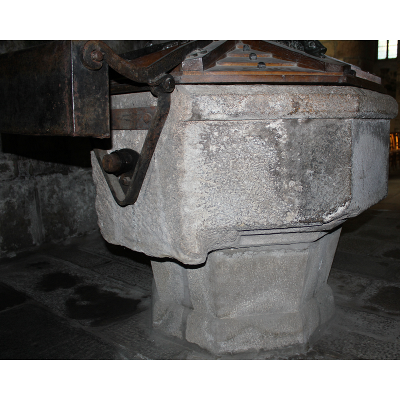 the anchoring of the counterweight sys tem at the back of the basin