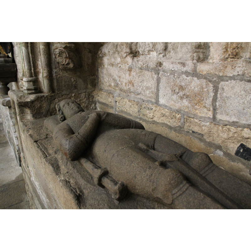 the sword between the knight's legs traditionally signifies death in battle -- a sword by the side usually signifies a peaceful death [NB: is the object by the knight's side another weapon? meaning?
