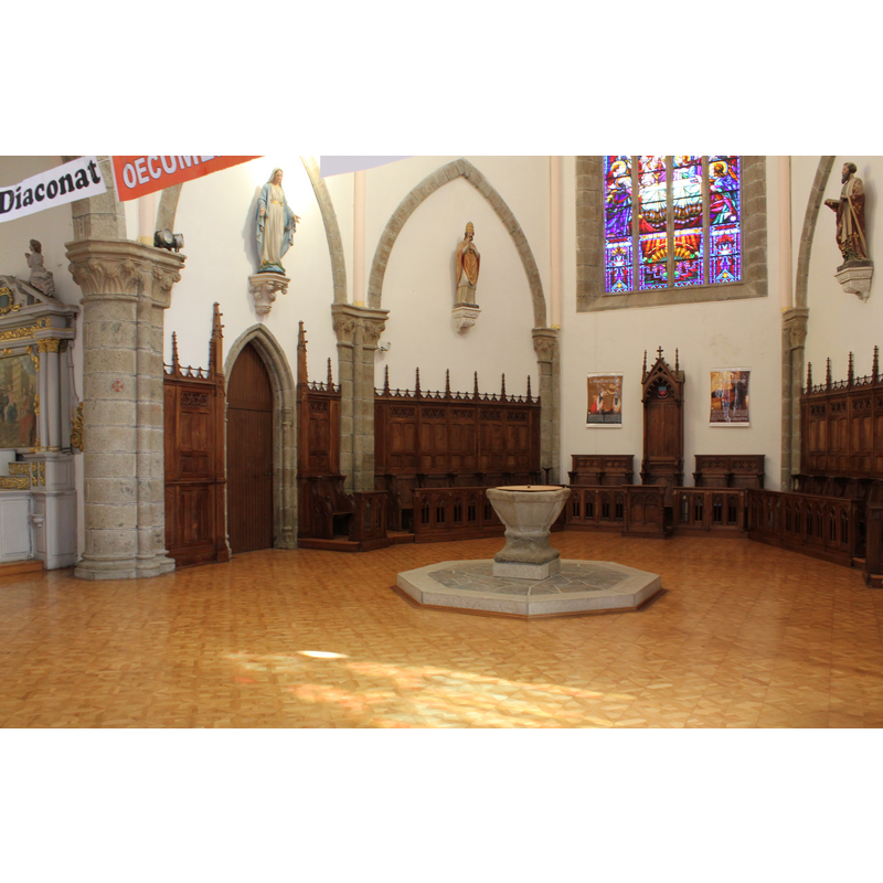 the font and the choir stalls are located at the east end, behind the altar